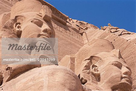 Statues de Ramsès II (Ramsès le grand) à l'extérieur de son temple Abou Simbel, patrimoine mondial de l'UNESCO, Nubie, Egypte, Afrique du Nord, Afrique