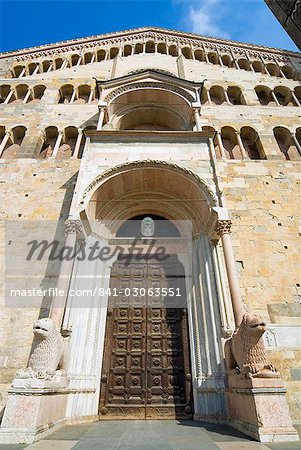 Dom der Fassade mit zwei Löwen-Statuen, Parma, Emilia-Romagna, Italien, Europa