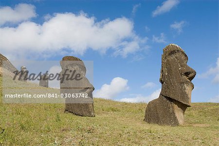 Carrière de moai, volcan de Rano Raraku, patrimoine mondial de l'UNESCO, île de Pâques (Rapa Nui), Chili, Amérique du Sud