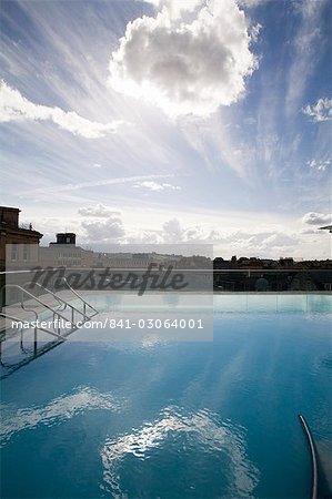 Toit piscine dans la nouvelle Royal Bath Thermae Bath Spa, Bath, Avon, Angleterre, Royaume-Uni, Europe