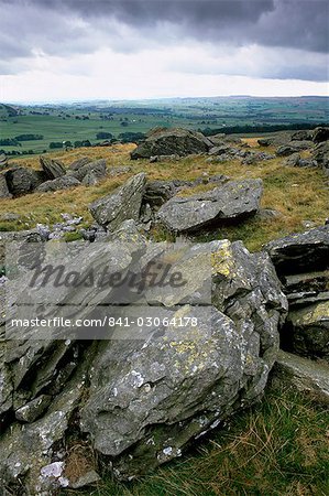 Blocs erratiques de norber près Austwick, blocs erratiques laissé sur pavé calcaire par l'érosion, le Parc National de Yorkshire Dales, Yorkshire, Angleterre, Royaume-Uni, Europe
