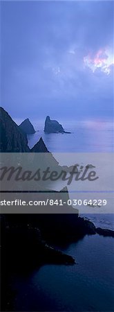 Les falaises du Nord et pile de Skroo dans la brume, Fair Isle, îles Shetland, Ecosse, Royaume-Uni, Europe Les falaises du Nord et pile de Skroo dans la brume, Fair Isle, îles Shetland, Ecosse, Royaume-Uni, Europe