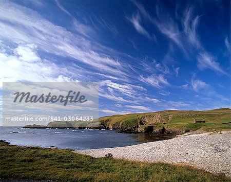 Funzie Bay et la maison abandonnée, au sud-est de Fetlar, Fetlar, îles Shetland, Ecosse, Royaume-Uni, Europe