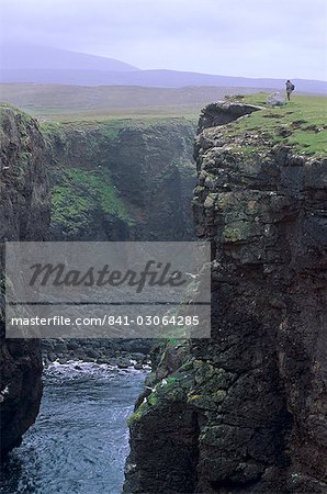 Falaises de basalte Eshaness, Geo de Calder, ancien cratère volcanique, côte profondément érodé avec grottes, évents et cheminées, Northmavine, des îles Shetland, Ecosse, Royaume-Uni, Europe