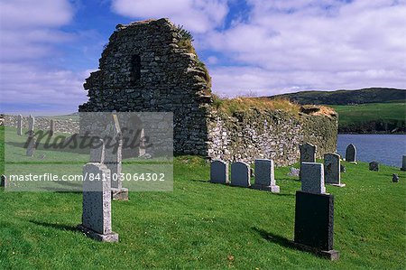 Eglise St. Olaf norrois Lunda Wick, construit vers 1200 et encore utilisés en 1785, cimetière possède deux pierres de memorial pour Brême marchands, décédé au XVIe siècle, Unst, îles Shetland, Ecosse, Royaume-Uni, Europe