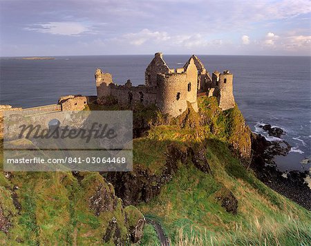 Château de Dunluce, initialement occupé par le MacQuillan familiale et plus tard les MacDonnell, assiégée par les britanniques dans le XVIe siècle, Portrush, comté d'Antrim, Ulster, Irlande du Nord, États-Unis d'Amérique, Europe