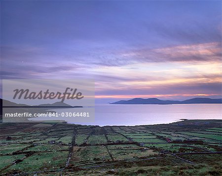 Sonnenuntergang über die Bucht von Ballinskelligs, Ring of Kerry, County Kerry, Munster, Irland, Europa