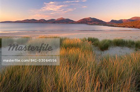 Ammophile et plage près de Luskentyre, regardant vers le Nord Harris Forest Hills, South Harris, Hébrides extérieures, en Écosse, Royaume-Uni, Europe