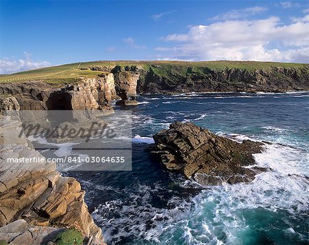 Côtes rocheuses et Yesnaby castle, une pile de mer, près de Yesnaby, continent, Orcades, Ecosse, Royaume-Uni, Europe Côtes rocheuses et Yesnaby castle, une pile de mer, près de Yesnaby, continent, Orcades, Ecosse, Royaume-Uni, Europe