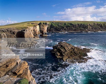 Côtes rocheuses et Yesnaby castle, une pile de mer, près de Yesnaby, continent, Orcades, Ecosse, Royaume-Uni, Europe