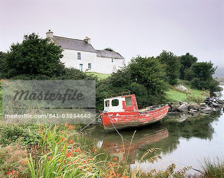 Bateau rouge et la maison, Ballycrovane, péninsule de Beara, comté de Cork, Munster, République d'Irlande (Eire), Europe