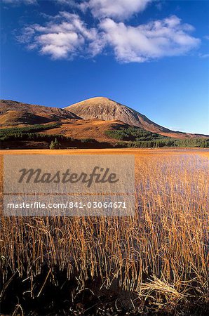 Loch Cill Chriosd et Beinn na Caillich, 732 m, en automne, Isle of Skye, Hébrides intérieures en Écosse, Royaume-Uni, Europe Loch Cill Chriosd et Beinn na Caillich, 732 m, en automne, Isle of Skye, Hébrides intérieures en Écosse, Royaume-Uni, Europe