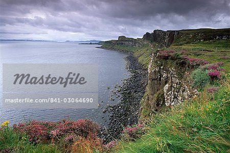 Falaises basaltiques qui domine son Raasay, côte de Skye, Trotternish, Isle of Skye, Hébrides intérieures en Écosse, Royaume-Uni, Europe