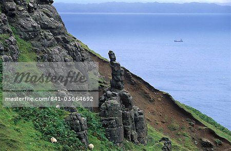 Côte est rocheuse de Trotternish et passage en bateau, Raasay en arrière-plan, Isle of Skye, Hébrides intérieures en Écosse, Royaume-Uni, Europe Côte est rocheuse de Trotternish et passage en bateau, Raasay en arrière-plan, Isle of Skye, Hébrides intérieures en Écosse, Royaume-Uni, Europe
