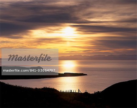 Coucher de soleil sur la péninsule de Sleat et Loch Eishort, près de Ord, avec Cuillin Hills dans la distance, Isle of Skye, Hébrides intérieures en Écosse, Royaume-Uni, Europe Coucher de soleil sur la péninsule de Sleat et Loch Eishort, près de Ord, avec Cuillin Hills dans la distance, Isle of Skye, Hébrides intérieures en Écosse, Royaume-Uni, Europe