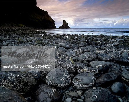 Roches noires boulder Talisker Bay, île de Skye, Hébrides intérieures en Écosse, Royaume-Uni, Europe