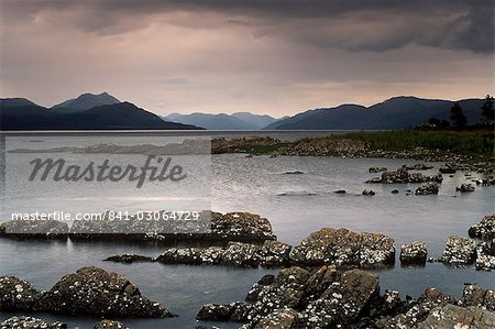 Loch na Dal et le Sound of Sleat, de près Duisdalemore, péninsule de Sleat, collines Écosse continentale derrière, Isle of Skye, Hébrides intérieures en Écosse, Royaume-Uni, Europe