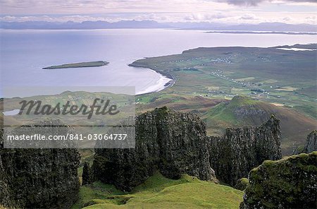 Le Quiraing escarpement surplombant Staffin Bay et son de Raasay, spécificités résultant de glissements de terrain des laves basaltiques sur des roches sédimentaires plus douces sous la péninsule Trotternish, Isle of Skye, Hébrides intérieures en Écosse, Royaume-Uni, Europe