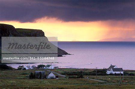 Coucher de soleil et de la tempête, près de Bornesketaig, Trotternish, Isle of Skye, Hébrides intérieures en Écosse, Royaume-Uni, Europe Coucher de soleil et de la tempête, près de Bornesketaig, Trotternish, Isle of Skye, Hébrides intérieures en Écosse, Royaume-Uni, Europe