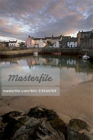 Vieux port datant du XVIIe siècle, de Portsoy au coucher du soleil, près de Banff, Aberdeenshire, Ecosse, Royaume-Uni, Europe