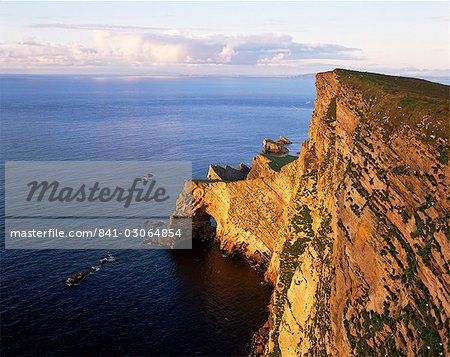 Da Nort Banque naturel arches et les falaises, l'île de Foula, îles Shetland, Ecosse, Royaume-Uni, Europe Da Nort Banque naturel arches et les falaises, l'île de Foula, îles Shetland, Ecosse, Royaume-Uni, Europe