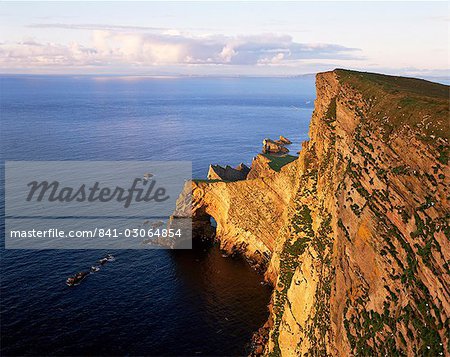 Da Nort Banque naturel arches et les falaises, l'île de Foula, îles Shetland, Ecosse, Royaume-Uni, Europe