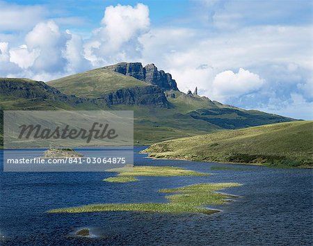 Loch Fada et le Storr, 719 m, Isle of Skye, Ecosse, Royaume-Uni, Europe