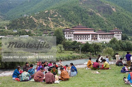 Pèlerins ayant pique-nique pendant la fête bouddhiste, Trashi Chhoe Dzong, Thimphu, Bhoutan, Asie