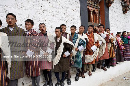 Bhutanischen Männer in traditioneller Kleidung, buddhistische Festival (Tsechu), Trashi Chhoe Dzong, Thimphu, Bhutan, Asien