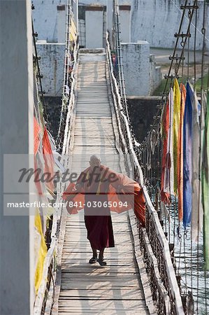 Pont de croisement de moine bouddhiste à Punakha Dzong, Punakha, Bhoutan, Asie