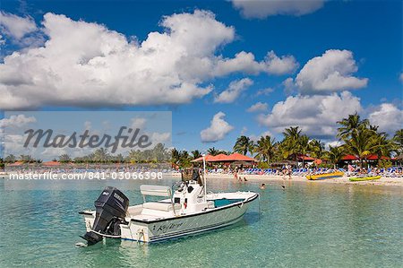 Schnellboot auf Princess Cays Insel Eleuthera, Bahamas, Karibik, Mittelamerika