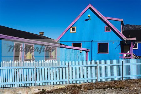 Maisons colorées, Port de Nanortalik, île de Qoornoq, Province de Kitaa, sud du Groenland, Royaume du Danemark, les régions polaires