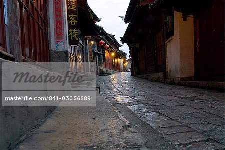 Am frühen Morgen, gepflasterten Straße, Lijiang Altstadt, UNESCO World Heritage Site, Yunnan, China, Asien