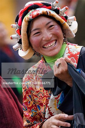 Jeune femme en robe ethnique, Jingang temple, Kangding, Sichuan, Chine, Asie