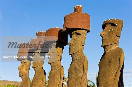 Anakena beach, monolithiques pierres Moai statues géantes de Ahu Nau Nau, dont quatre ont topknots, Rapa Nui (île de Pâques), patrimoine mondial de l'UNESCO, Chili, Amérique du Sud