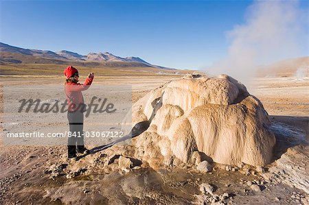 Geysers dEl Tatio, 4300m au-dessus niveau de la mer, El Tatio est champ plus élevé du monde, la zone est entourée de volcans et alimentée par 64 geysers, désert d'Atacama, Norte Grande, Chili, Amérique du Sud