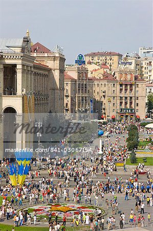 Fête de l'indépendance, United Kingdomrainian drapeaux nationaux à Maidan Nezalezhnosti (place de l'indépendance), Kiev, Kingdomraine Unis, Europe