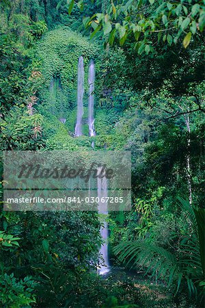 Wasserfall am Nordhang des 3726m Mt Rinjani Vulkan, nahe Senaru, Lombok, Indonesien