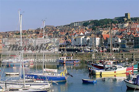 Bateaux dans le port et le front de mer, Scarborough, Yorkshire, Angleterre, Royaume-Uni, Europe Bateaux dans le port et le front de mer, Scarborough, Yorkshire, Angleterre, Royaume-Uni, Europe