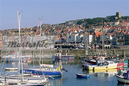 Bateaux dans le port et le front de mer, Scarborough, Yorkshire, Angleterre, Royaume-Uni, Europe