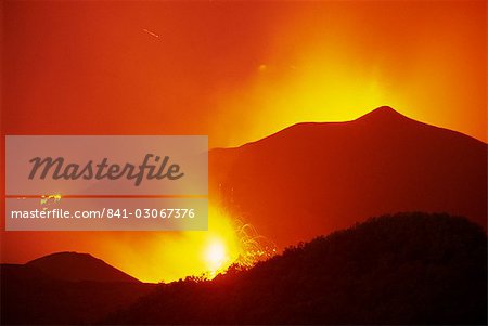 Éruptions à la fissure de Monti Calcarazzi et le cône de Piano del Lago sur l'Etna, qui menace les installations touristiques et village en 2001, Sicile, Italie, Europe