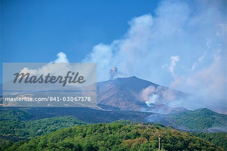 Eruptionen auf die Monti Calcarazzi, flach, rund und der Piano del Lago Kegel am Ätna, die touristischen Einrichtungen und Dorf im Jahr 2001, Sizilien, Italien, Europa bedroht