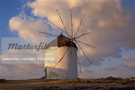 Typische griechische Windmühle in Antiparos Stadt, Antiparos, Cyclades, griechische Inseln, Griechenland, Europa