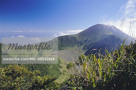 À travers l'ancien cratère vers le sommet de 2438m fumer du volcan actif Mont Canison, l'île de Negros, Philippines, Asie du sud-est, Asie Visayan