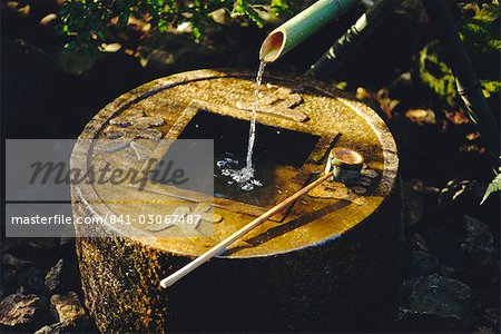 Ein Tsubakai, ein Stein Waschbecken für die Teestube Ryoan-Ji-Tempel in Kyoto NW, Honshu, Japan