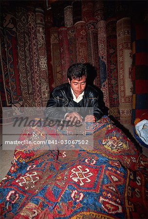 Man Teppich in einem Shop, Reparatur, Side, Türkei, Kleinasien, Eurasien