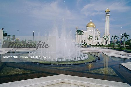 Omar Ali Saifuddin Mosque (1958) dominates the skyline of the capital city, Bandar Seri Begawan, Brunei Darussalam