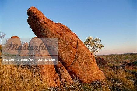 Cailloux du diable, amas de rochers de granit près de la Stuart Highway, au nord de Tennant Creek, territoire du Nord, Australie, Pacifique