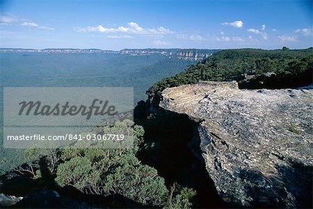 Eukalyptus Öl Dunst verursacht herumgereist in der Ansicht aus dem Kalkstein Pflaster über das Jamison Valley in die Blue Mountains National Park, UNESCO-Weltkulturerbe, in der Nähe von Katoomba, New South Wales (NSW), Australien, Pazifik