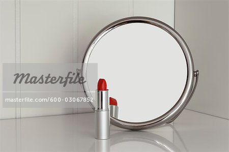 Rouge à lèvres et miroir